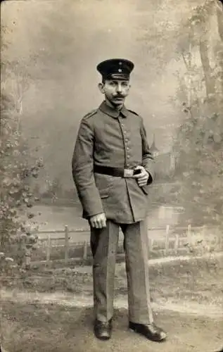 Ak Weimar, Nationale Mahn- und Gedenkstätte Buchenwald, Schwarz-weiss Foto eines jungen Soldat...