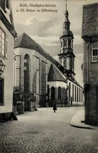 Ak Offenburg in Baden Schwarzwald, Kath. Stadtpfarrkirche z. Hl. Kreuz, historische Architektu...