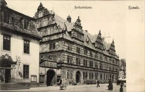 Ak Hameln an der Weser Niedersachsen, Hochzeits Haus in  historisches Gebäude, Straßenszene, M...
