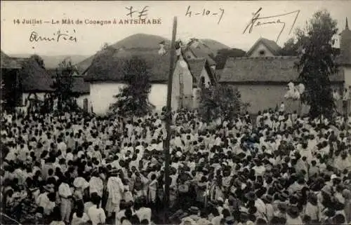 Ak Antsirabe Madagaskar, 14 Juillet, Le Mât de Cocagne, Menschenmenge, Festlichkeit