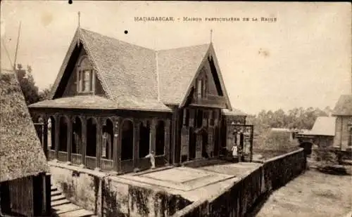 Ak Madagaskar Madagascar, Fotografie eines Gebäudes, Aufschrift: Maison Particulière de la Reine