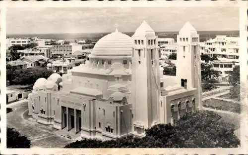 Ak Dakar Senegal, Kathedrale von  beeindruckende Architektur, umgeben von Stadtlandschaft