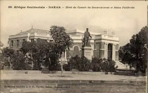Ak Dakar Senegal, Hôtel du Conseil du Gouvernement, Statue Faidherbe, Kolonialarchitektur, Ele...