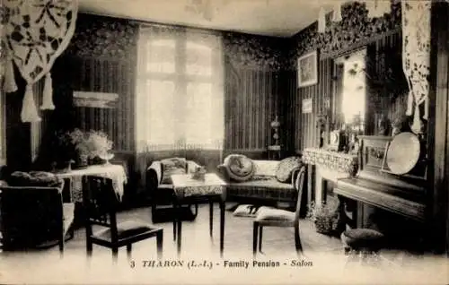 Ak Nantes Loire Atlantique, Gemütlicher Salon, Holzmöbel, Dekoration, Klavier, Fenster mit Vorhän