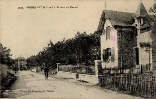 Ak Pornichet Loire Atlantique, Avenue du Casino, Fischer auf Fahrrad, Gebäude, Baumreihe