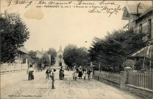 Ak Pornichet Loire Atlantique, Strasse mit n Gebäuden, Menschen auf der Straße, Kirche im Hinterg