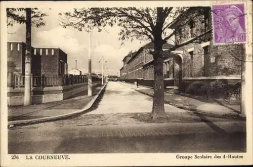 Ak La Courneuve Seine Saint Denis, Straße mit Bäumen, Gebäude des Groupe Scolaire des 4-Routes, P