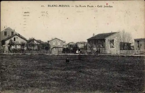 Ak Le Blanc Mesnil Seine Saint Denis, la Route Pavee, Cafe Jourdan