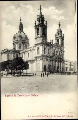 Ak Lisboa Lissabon Portugal, Egreja da Estrella,  Kirche, zwei Menschen auf dem Platz