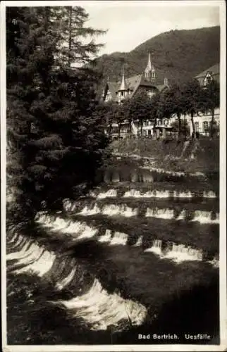 Ak Bad Bertrich, Blick auf die Uesfälle und Wohnhäuser