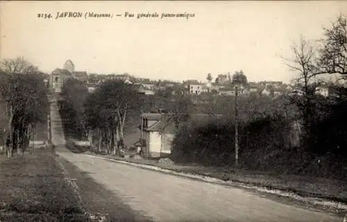 Ak Javron Mayenne, Panoramablick auf Javron, Straße, Bäume, Häuser