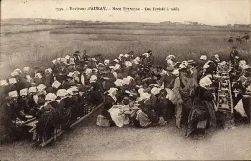 Ak Auray Morbihan, Bretonische Hochzeit, Gäste am Tisch, viele traditionelle Kostüme