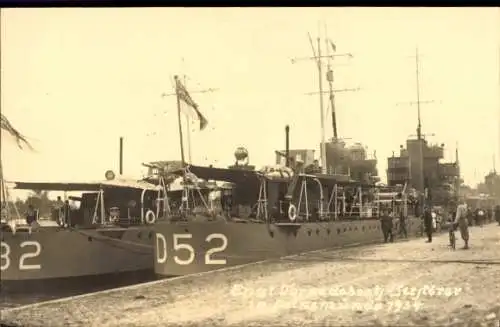 Foto Ak Britische Kriegsschiffe, Torpedoboots-Zerstörer D 52 im Hafen von Swinemünde 1934