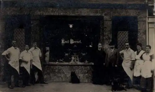 Foto Ak Winterthur Kt. Zürich Schweiz, Geschäft Emil Bernet, Schaufenster, Angestellte