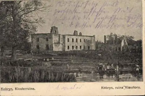 Ak Kobryn Weißrussland, Klosterruine in  Wassertümpel, Leute am Wasser, s Gebäude