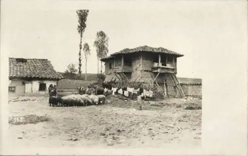 Ak Banja Luka Bosnien Herzegowina, Landschaft mit Schafen, Bauernhaus, Menschen, traditionelle...