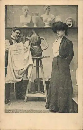 Ak Frau in schwarzem Kleid, Bildhauer, Atelier, Büste