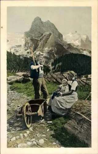 Ak Familie in Volkstrachten, Frau mit Kind, Bauer, Schubkarre