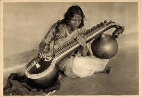 Ak Bengalen Indien, Eine junge Frau in Bengalen spielt auf einem traditionellen indischen Inst...
