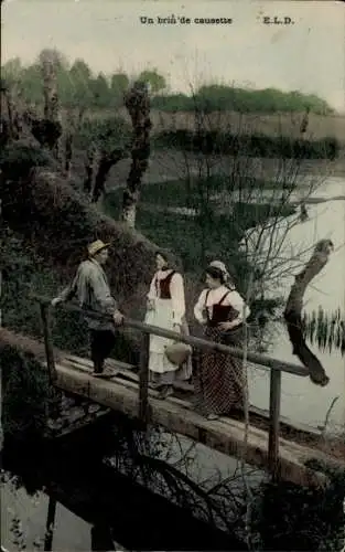Ak Bagnols sur Cèze Gard, Brücke über einen Fluss, drei Personen stehen darauf.