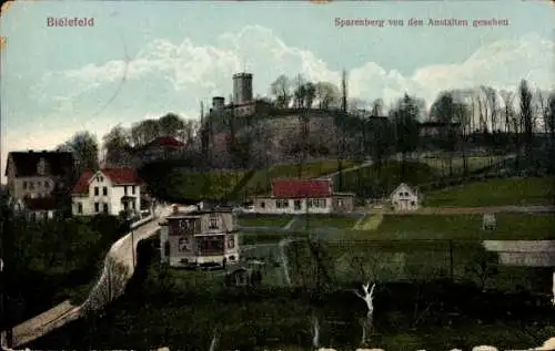 Ak Bielefeld in Nordrhein Westfalen,  Sparenberg von den Anstalten, Landschaft mit Gebäuden, W...