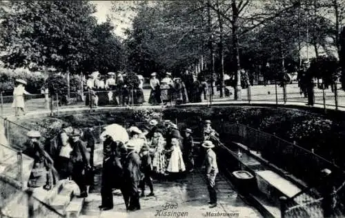 Ak Bad Kissingen Unterfranken Bayern,  Maxbrunnen, Parklandschaft, historische Kleidung, Mensc...