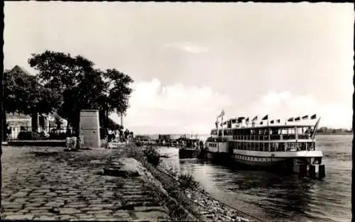 Ak Hoch Elten Emmerich am Rhein, Schiffsanlegestelle, Schiffe, Flusslandschaft, Bäume, Wolken