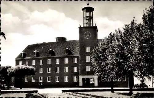 Ak Emmerich am Niederrhein, Hafenzollamt  Gebäude mit Uhrturm, Baumreihe