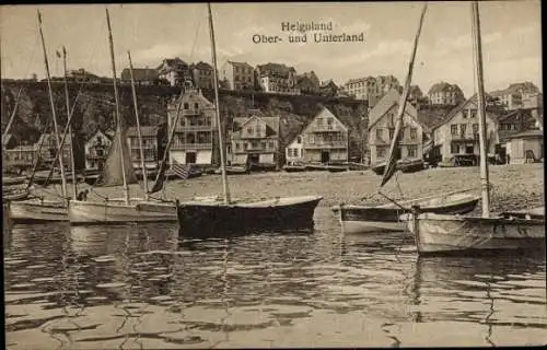 Ak Nordseeinsel Helgoland, Häuser am Hang, Boote im Vordergrund, Wasseransicht, Himmel