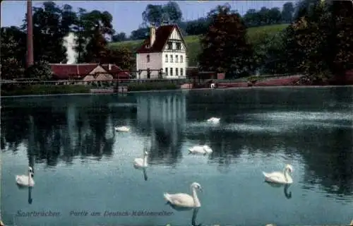 Ak Saarbrücken im Saarland, Bild eines Sees, Schwäne, Gebäude, grüne Bäume, bunter Himmel