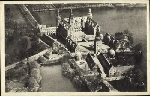 Ak Fredensborg Dänemark, Luftaufnahme von Frederiksborg Schloss, Wasser, Bäume, historische Ar...