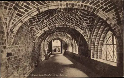 Ak Odense Dänemark, Munkegangen, historische Kloster-Kirche, Ziegelmauer, Gewölbedecke