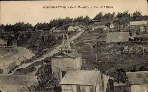 Ak Tolagnaro Fort Dauphin Madagaskar, Postkarte von Fort Dauphin, Sicht auf Gebäude, Vegetatio...