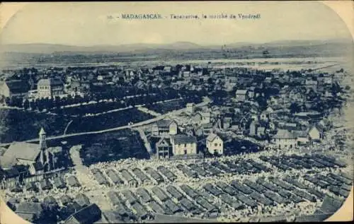 Ak Madagaskar Madagascar, Blick auf Markt, Tananarive, zahlreiche Gebäude, Menschen, Landschaft