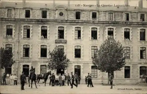 Ak Nantes Loire Atlantique, Historisches Gebäude, Pferd, Menschen, Bäume, Ehemalige Kaserne