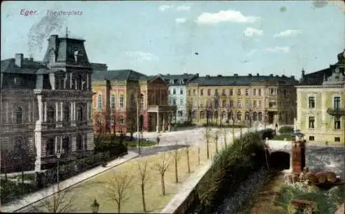Ak Cheb Eger Reg. Karlsbad, Blick auf den Theaterplatz, Häuser