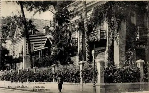 Ak Ismailia Ägypten, Vorderansicht einer Villa, Bäume, Zaun, Mensch zu sehen