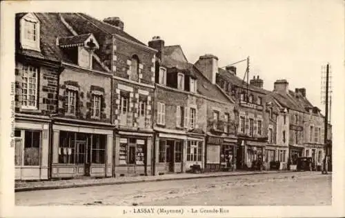 Ak Lassay Mayenne, La Grande-Rue,  Gebäude, schwarze und weiße Fotografie