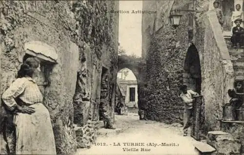 Ak La Turbie Alpes Maritimes, Enge Gasse, Steinmauern, Figuren, Ruinen,  Atmosphäre