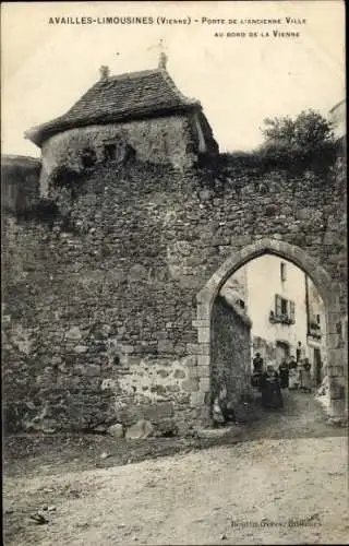 Ak Availles-Limousines Vienne, Porte de l'ancienne Ville au bord de la Vienne