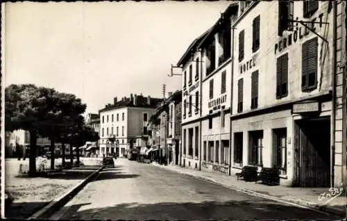 Ak Belley Ain, Straße mit Hotel, Restaurant, Bäume, Einkaufsmarkt, Personen am Weg