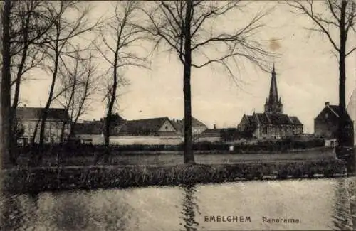 Ak Emelgem Emelghem Izegem Iseghem Westflandern, Panorama von  Kirche, Häuser, Bäume, Wasserlauf