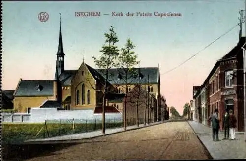 Ak Izegem Iseghem Westflandern, Kirche der Kapuziner, Straße, Bäume, Personen, architektonische E