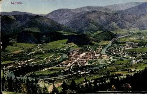 Ak Leoben Steiermark, Bergpanorama, Stadt  Fluss, grüne Wiesen, bewaldete Berge