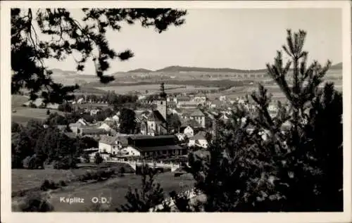 Ak Kaplice Kaplitz Südböhmen, Blick auf  Kirche im Vordergrund, ländliche Landschaft, Bäume
