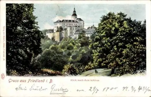 Ak Frýdlant v Čechách Friedland in Böhmen Reg. Reichenberg, Schloss im Hintergrund, grüne Bäume, 