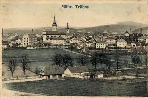 Ak Česká Třebová Böhmisch Trübau Region Pardubitz, Vogelperspektive auf  Kirchturm, Häuser, Felde