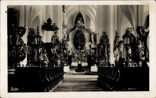 Ak Želiv Seelau Region Hochland, Innenansicht einer Kirche, dekorierte Altäre, Bänke, beleuchtet