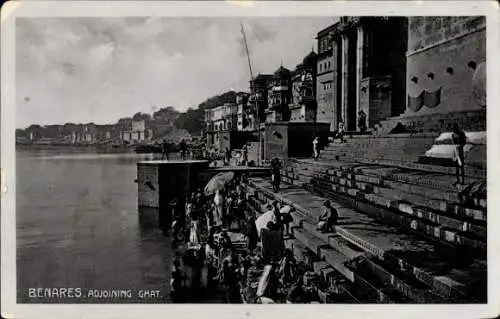 Ak Varanasi Benares Indien,  Ghat am Fluss, Menschen am Ufer