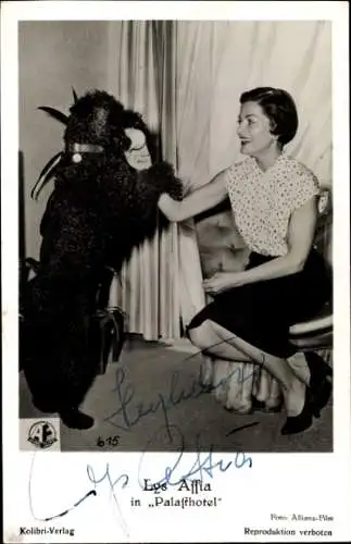 Ak Schauspielerin Lys Assia, Portrait mit Pudel, Palasthotel